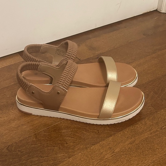 New Call It Spring Women's Gold Metallic & Tan Sandals, size 7 - Picture 5 of 11